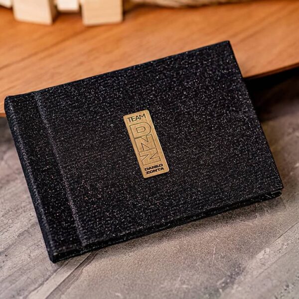 Carteira de couro preta com detalhe dourado, estilo executivo, ideal para homens elegantes.