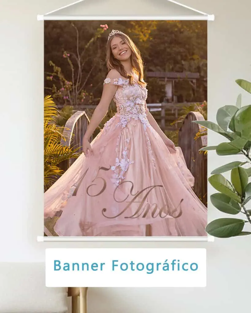 Linda banner fotográfico de festa de 15 anos com vestido de baile e decoração elegante.