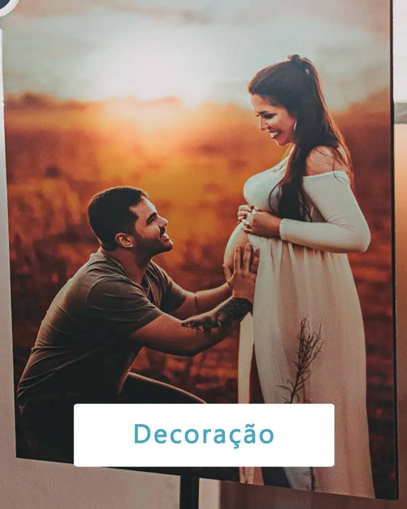 Sactagem de casamento ao ar livre com decoração moderna e romântica com casal feliz.