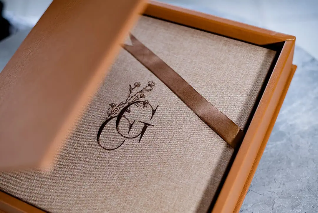 Conjunto de chaves personalizada para embalagem de luxo, ideal para presentes especiais.