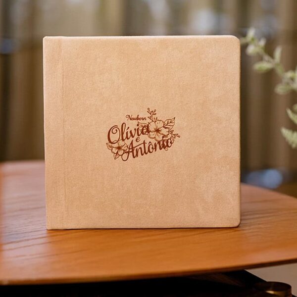 Elegante embalagem personalizada para ocasiões especiais em papel kraft apartável.