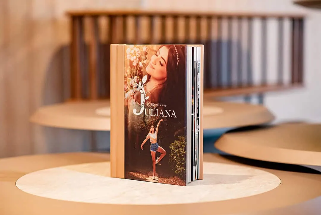 1. Livro personalizado com capa de fotos comemorativas de Juliana.