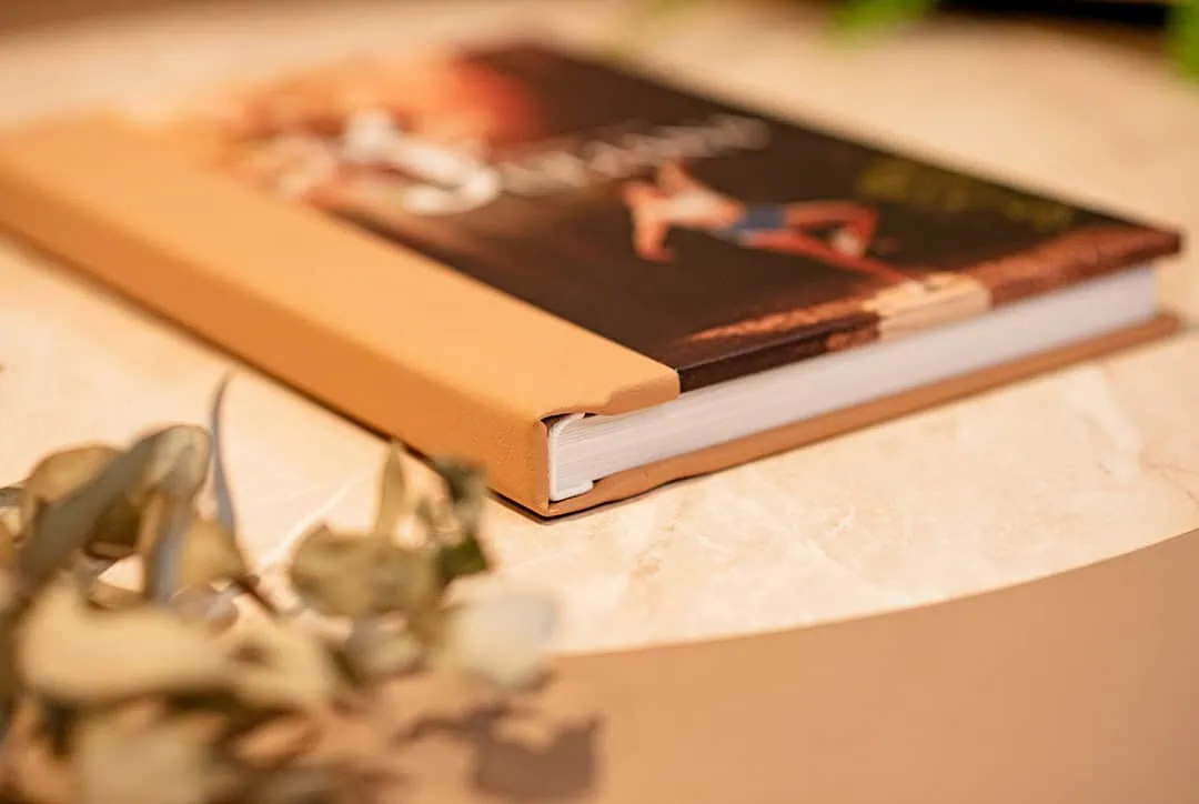 Livros de couro personalizados para decoração elegante.
