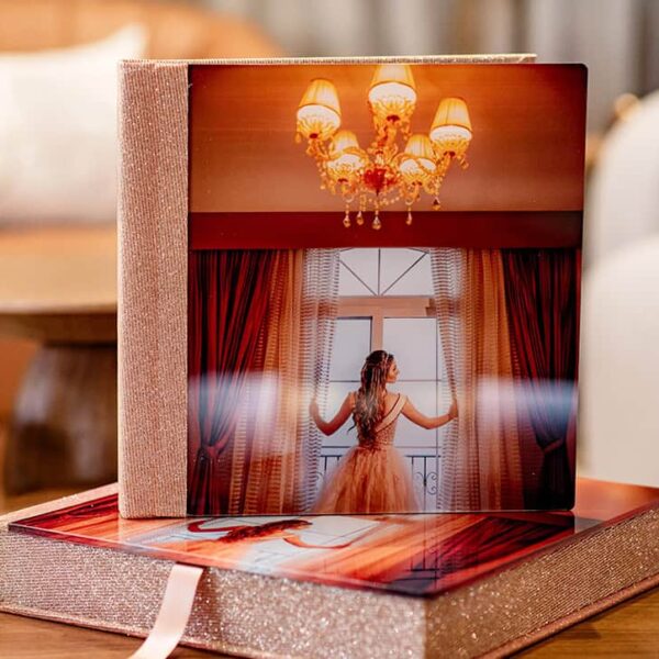Linda caixa de fotos personalizada com toque de luxo e acabamento brilhante, ideal para recordações especiais.