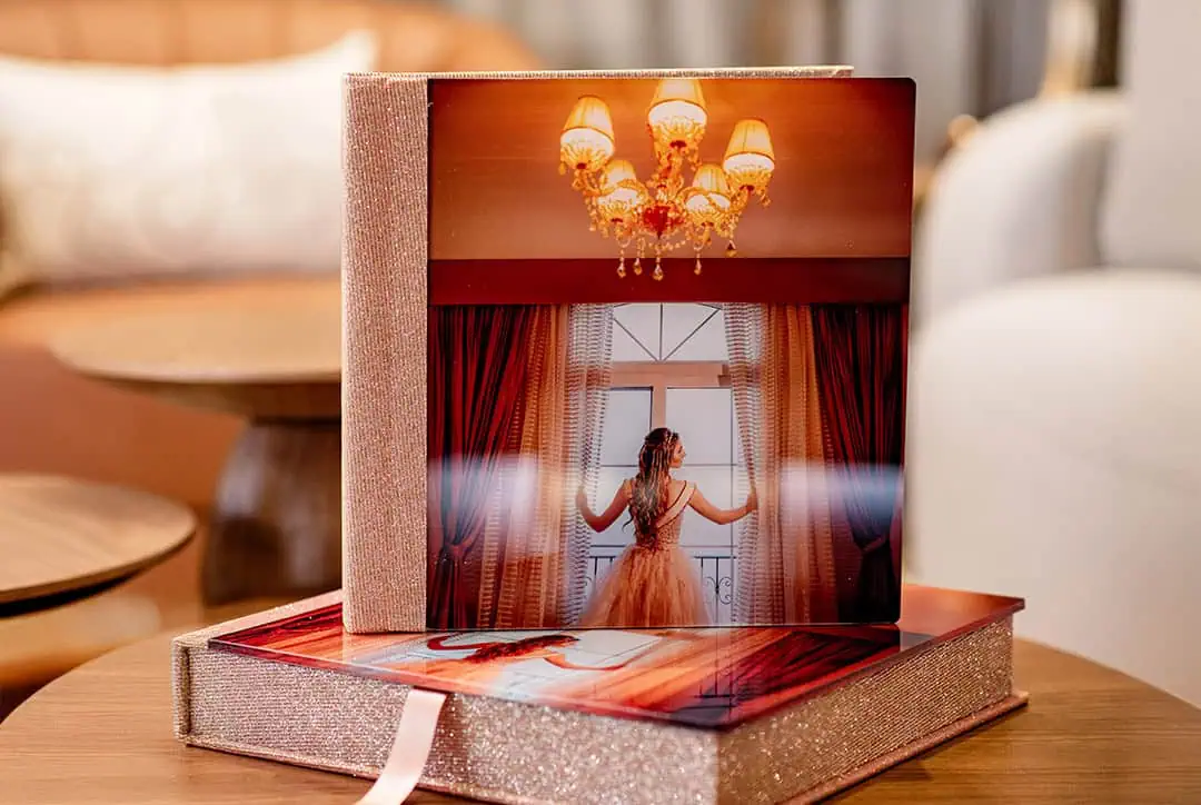 Linda caixa de fotos personalizada com toque de luxo e acabamento brilhante, ideal para recordações especiais.