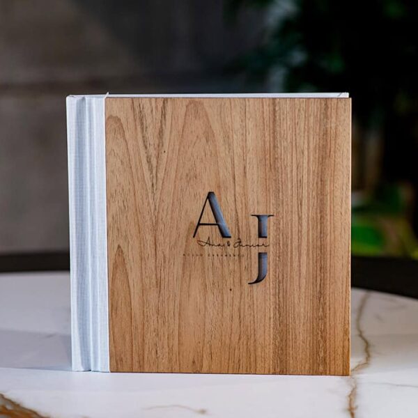 Árvore de Madeira com Personalização em Letras de Metal para Decorar Espaços Internos.