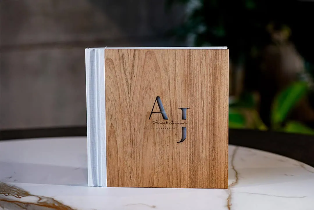 Árvore de Madeira com Personalização em Letras de Metal para Decorar Espaços Internos.