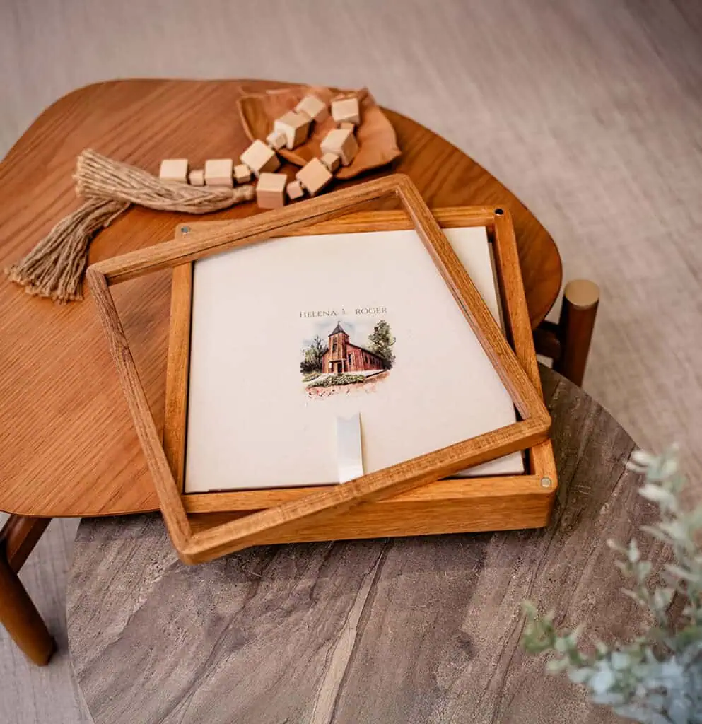 1. Mesa de madeira com álbum de fotos e brinquedos de Cubos de Madeira e corda.