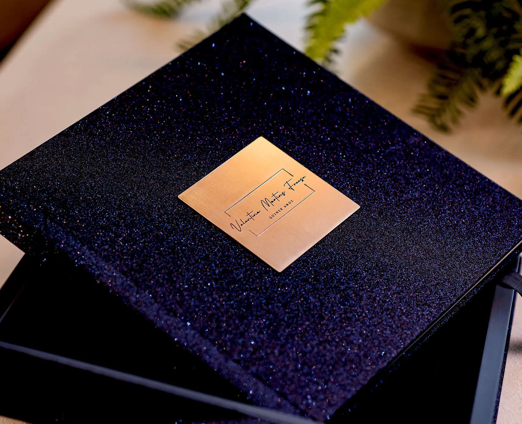 Brinde personalizado com embalagem de glitter azul para ocasiões especiais.
