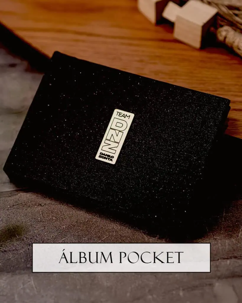 Álbum pocket elegante com acabamento brilhante e espaço para fotos especiais. Ideal para organizar memórias de forma prática e estilosa.