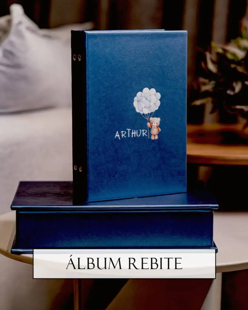 Porta retrato azul personalizado com nome e balões, ideal para recordações especiais.