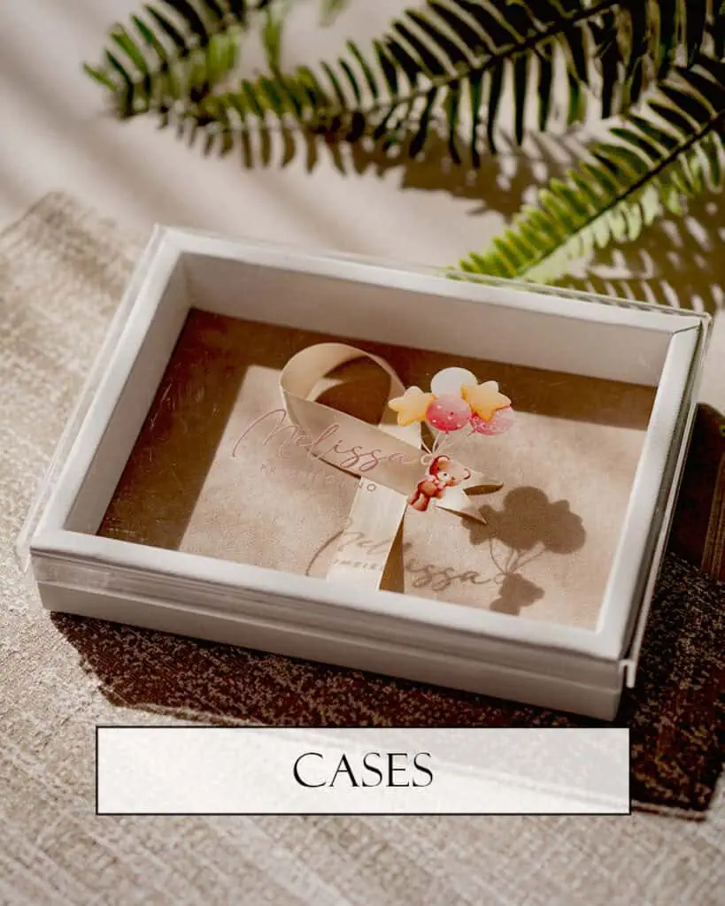 1. Caixa personalizada para lembrancinhas com detalhe de bebê e decoração delicada.