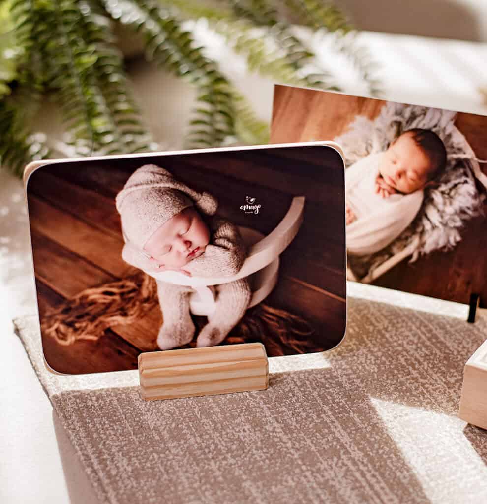 Pequeno bebê dormindo em quadro decorativo, conexão emocional, presente de maternidade, lembrança especial.