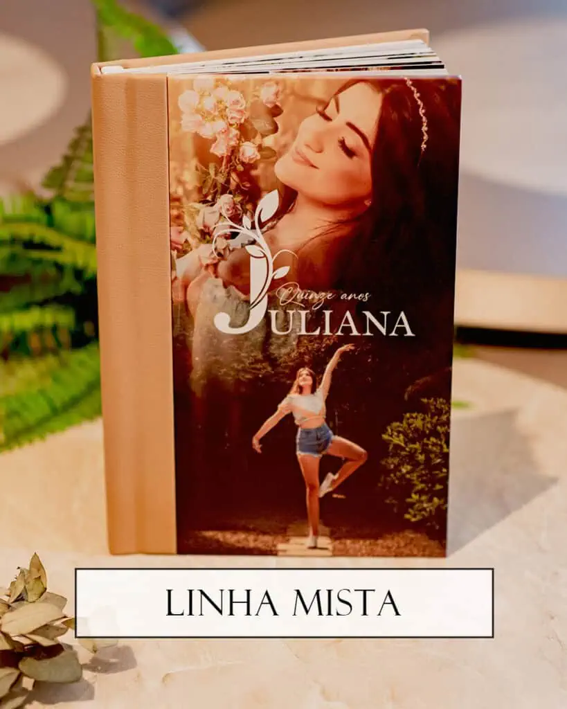 Fotografia de álbum personalizado de aniversário de 15 anos, com capa em tons rosados e temas florais.