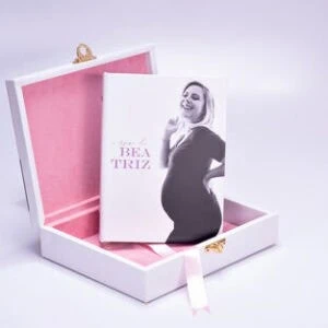 Caixa de brindes personalizada com foto e mensagem para clientes, ideal para presentear em eventos especiais.