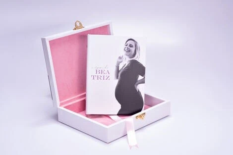 Caixa de brindes personalizada com foto e mensagem para clientes, ideal para presentear em eventos especiais.