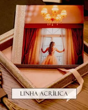 Jovem mulher em vestido ao lado de cortinas de tecido na janela, iluminação suave do ambiente.