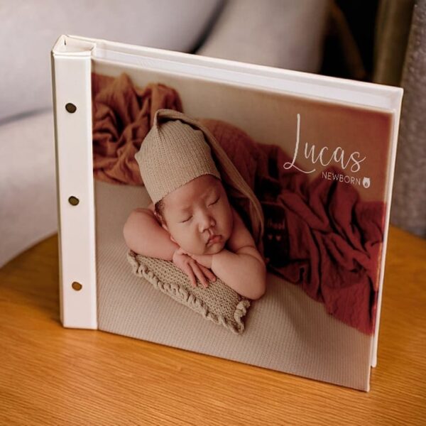 Recuerdo de bebê personalizado com foto e nome, ideal para presentes e decoração de quarto de recém-nascido.
