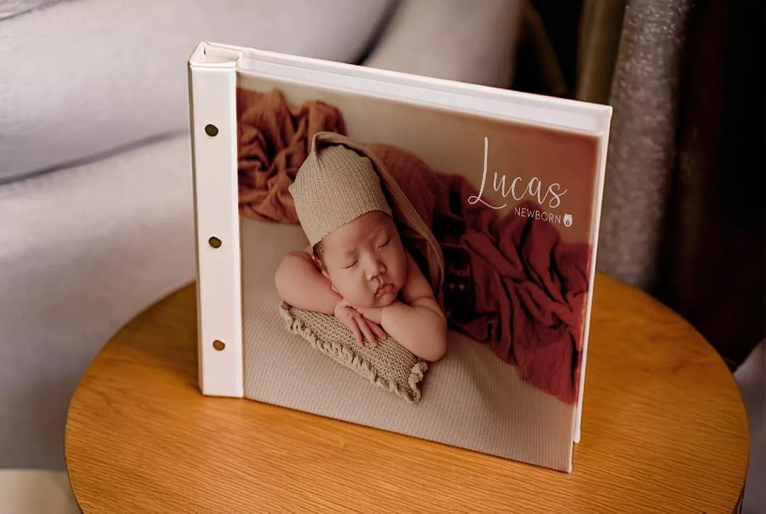 Recuerdo de bebê personalizado com foto e nome, ideal para presentes e decoração de quarto de recém-nascido.