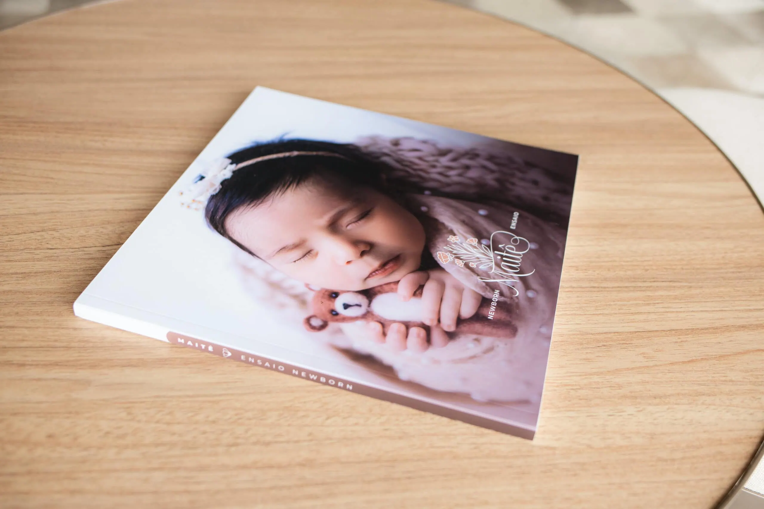 Capa de álbum de bebê com foto de criança dormindo, ideal para recordações especiais.