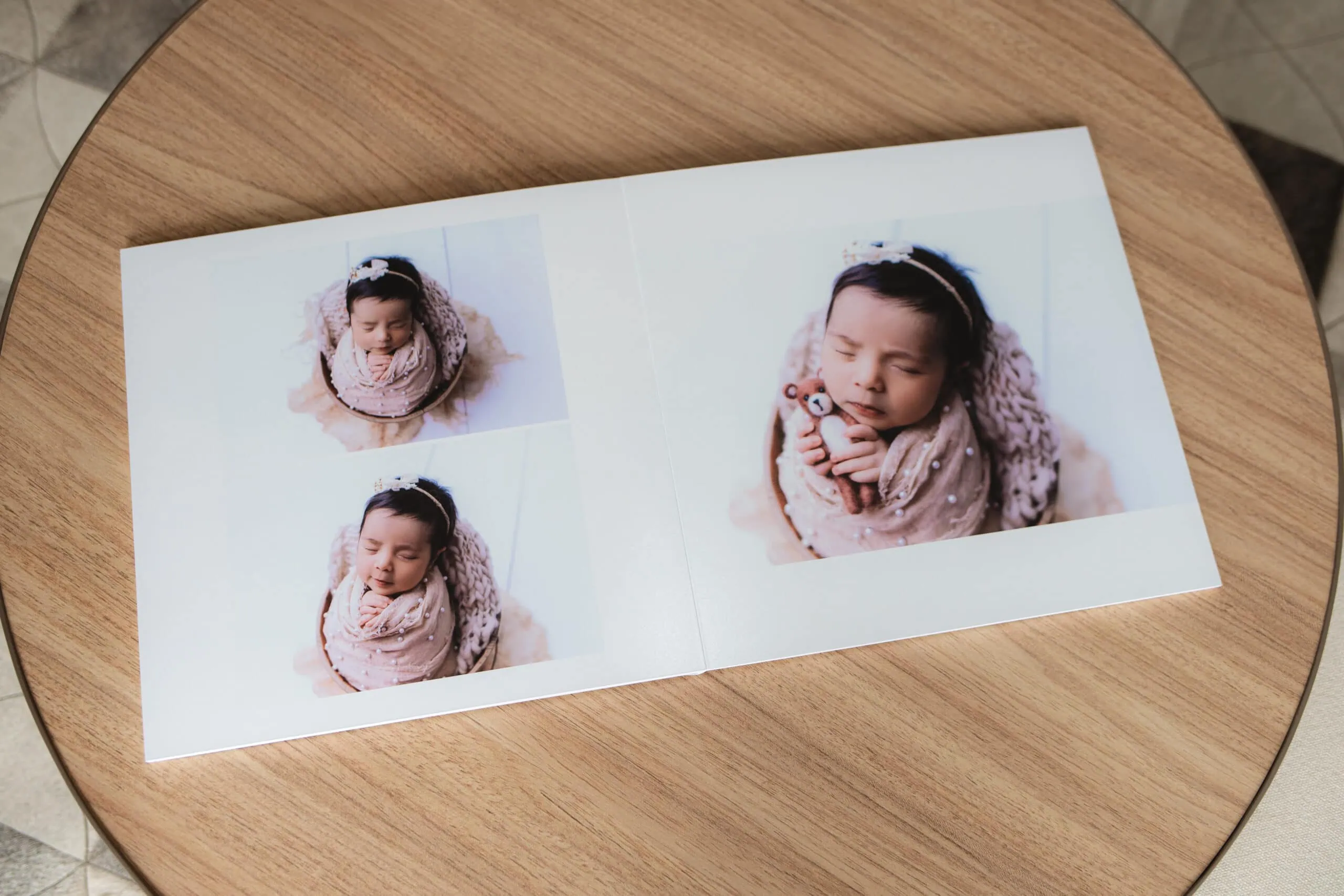 Capa de álbum de fotos com três imagens de uma menina com cachecol e cabelo preso.