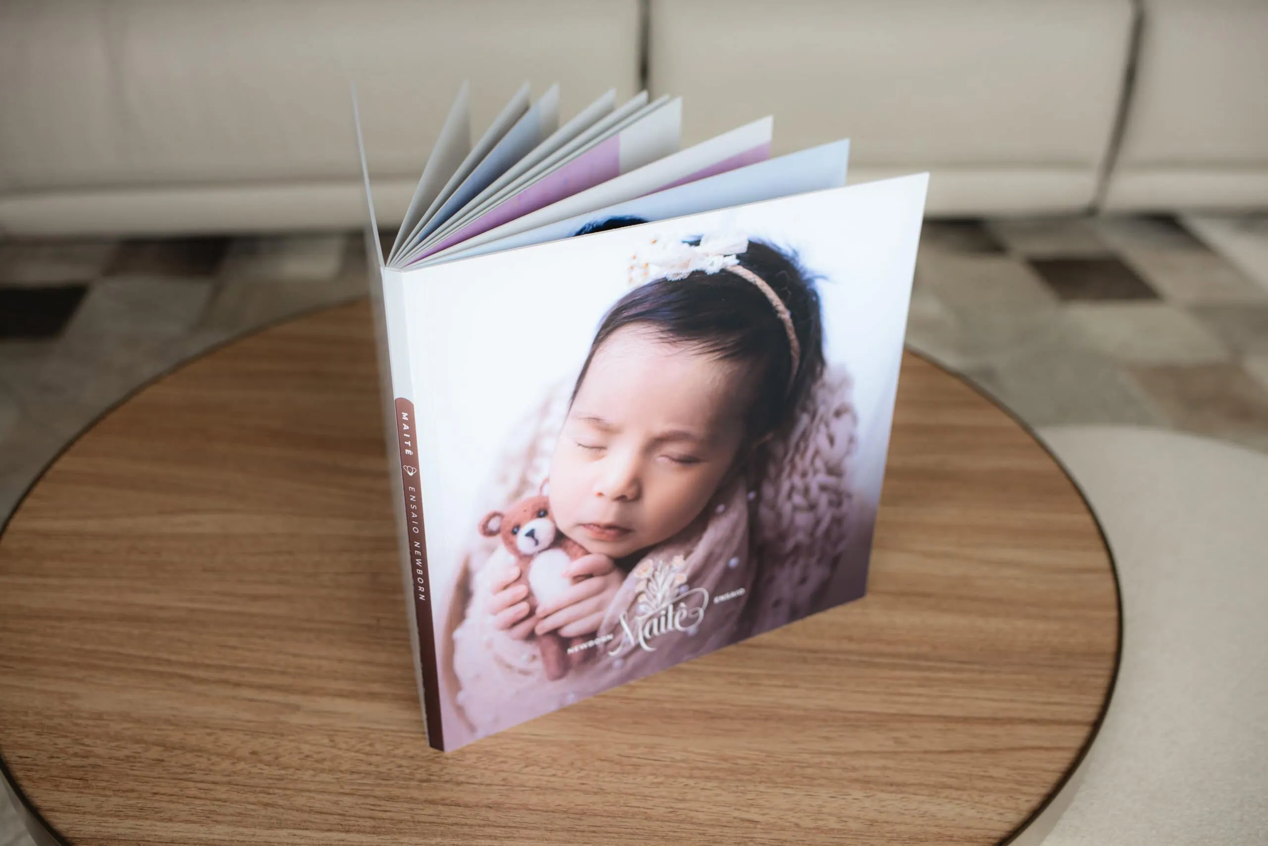 Capa de álbum de fotos infantil com menina dormindo e abraçando um ursinho de pelúcia.