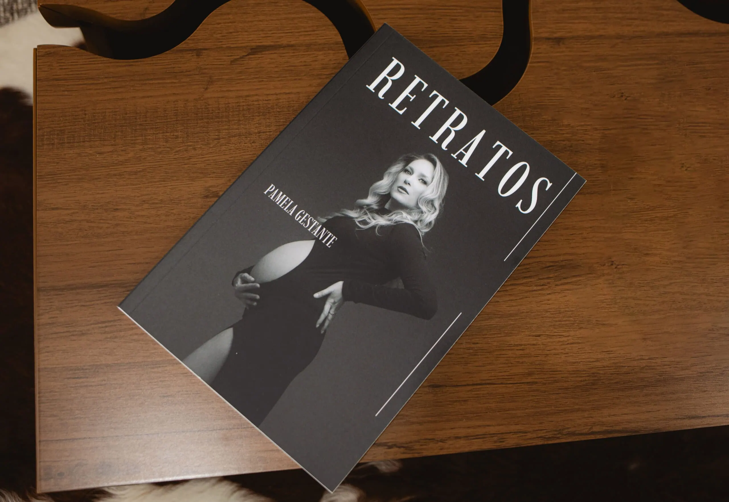 Retratos de mulher com livro na mesa, estilo artístico e elegante.