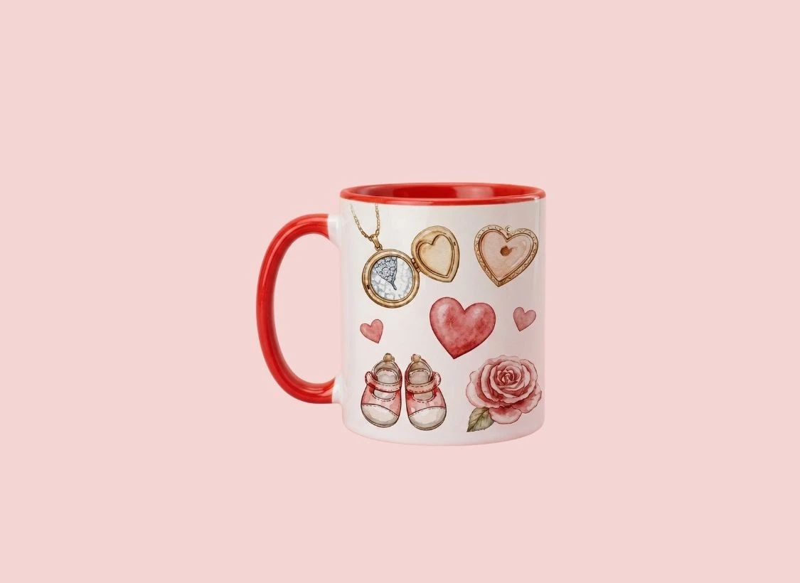 Chaleira personalizada com detalhes de joias, coração e rosa, ideal para presentes românticos.