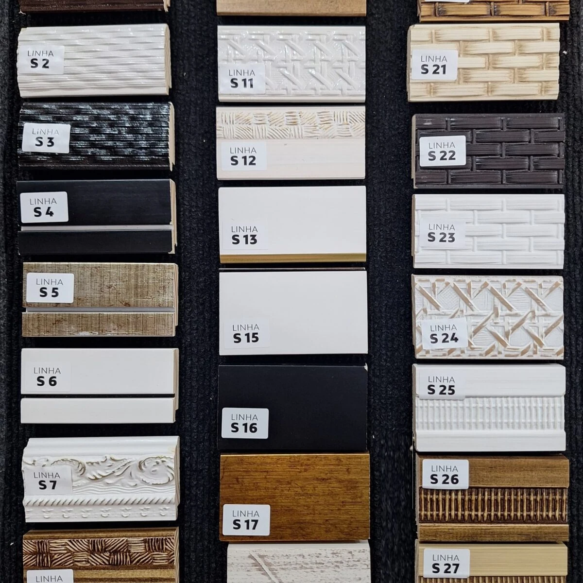Mostruário de revestimentos de parede em diferentes cores e texturas.